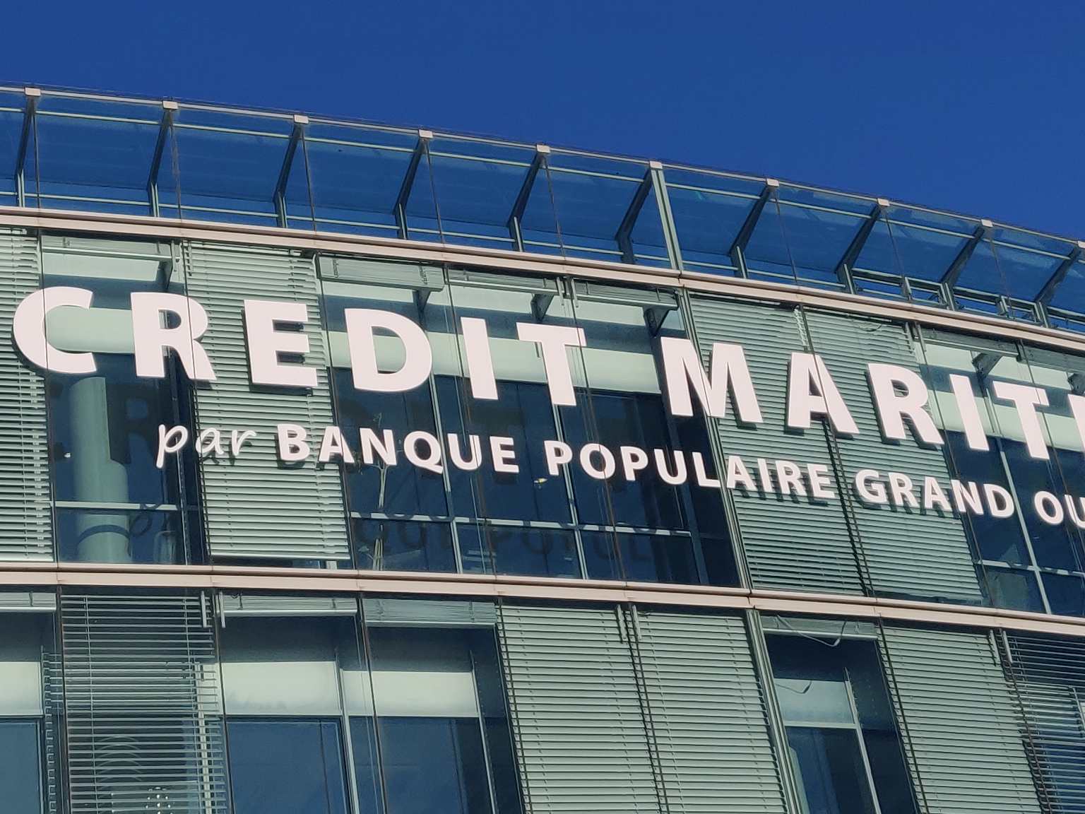 enseigne en hauteur
