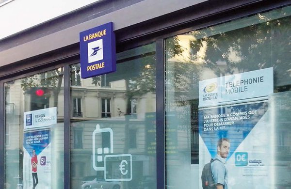 Porte affiches led en vitrine la Banque Postale