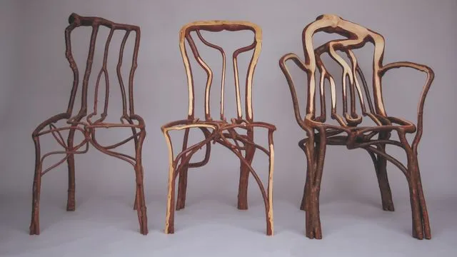 Les chaises façonnées par Alice et Gavin Munro.