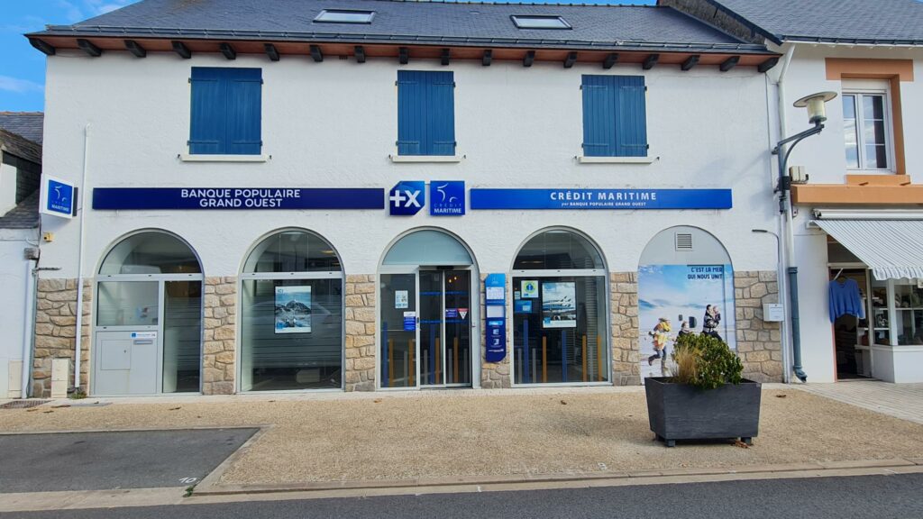 Exemple d'utilisation de l'aluminium pour une création d'enseignes pour l’agence Banque Populaire de La Turballe.