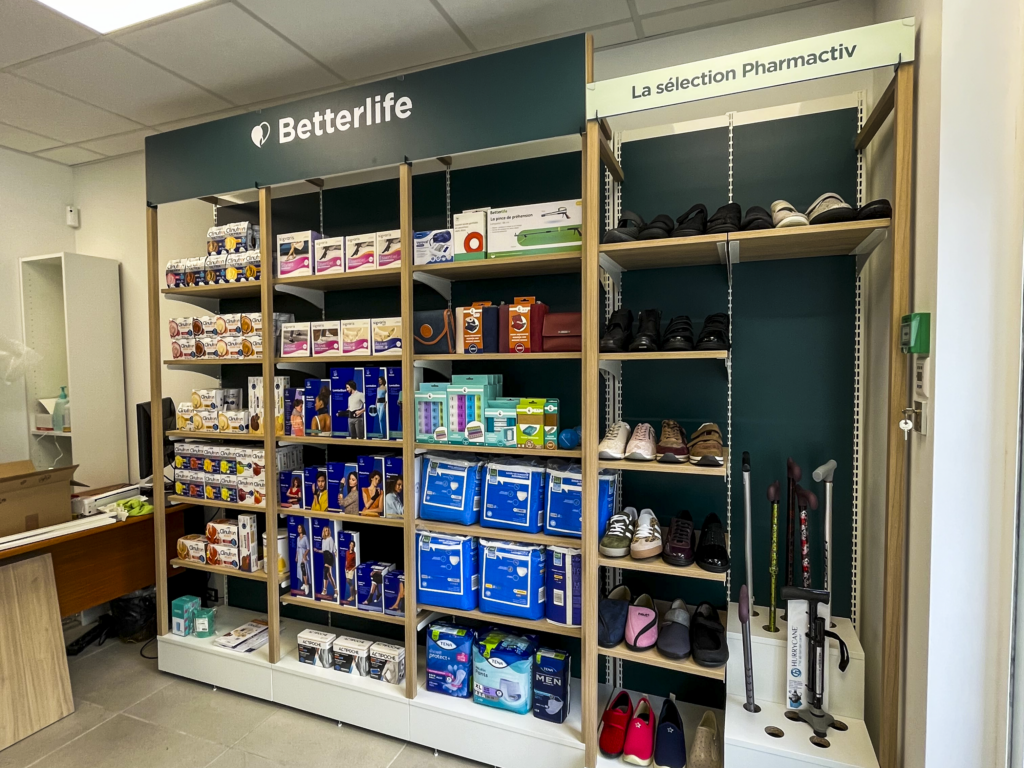 Exemple d'un mobilier de chez Atelier de Chevreuse pour son client Pharmactiv Montbrison. Il s'agit ici d'une gondole et d'un porte canne.