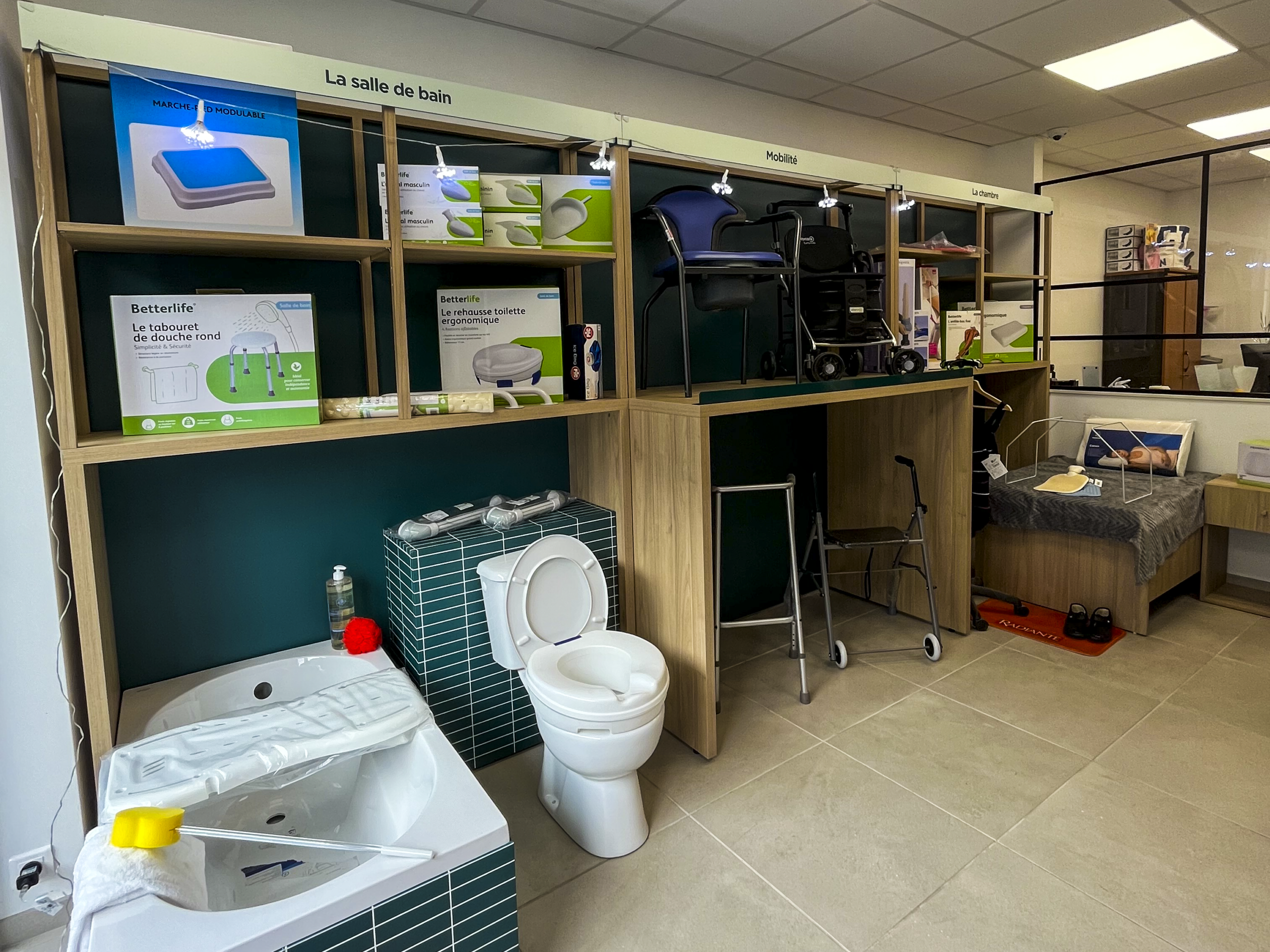 Présentation d'un meuble de scénarisation d'ateliers de chevreuse pour le client Pharmactiv de Montbrison.