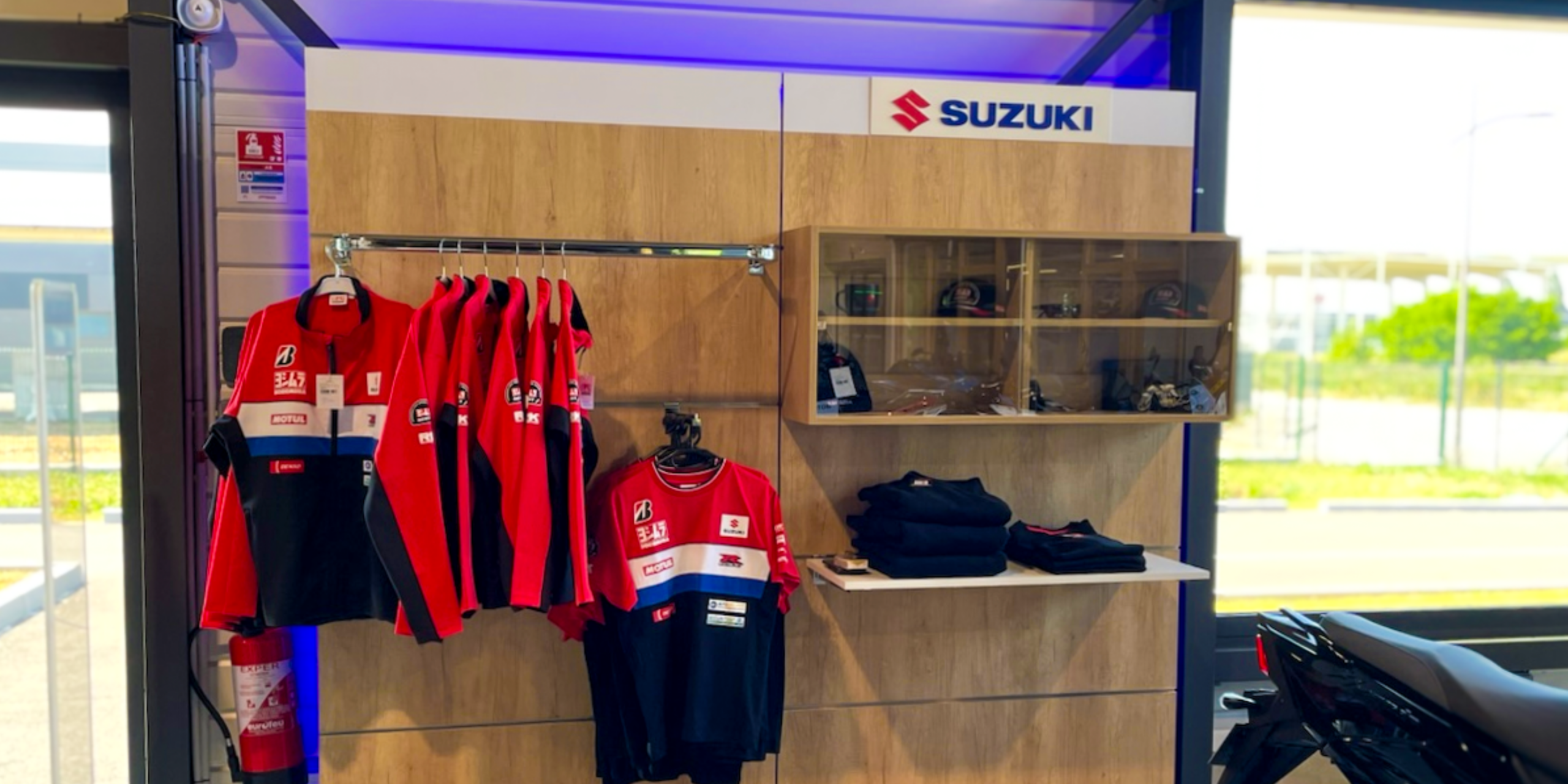 Mobilier de présentation Suzuki par Ateliers de Chevreuse : modulable selon les besoins et les dimensions souhaitées. Éléments modulable, ajustables etc...